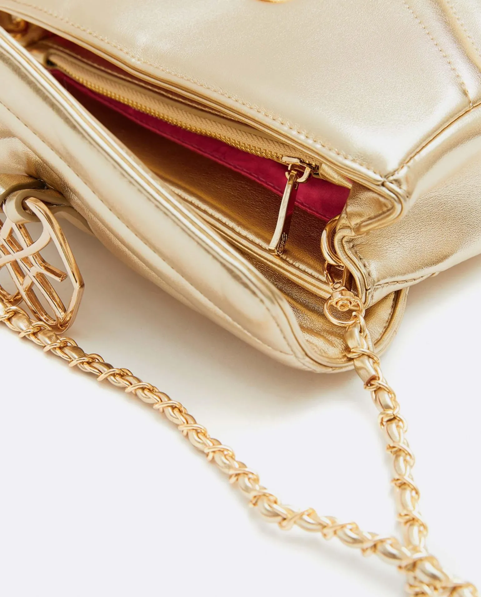 Bolso Satchel Con Cadena Piek Tecnopiel Oro