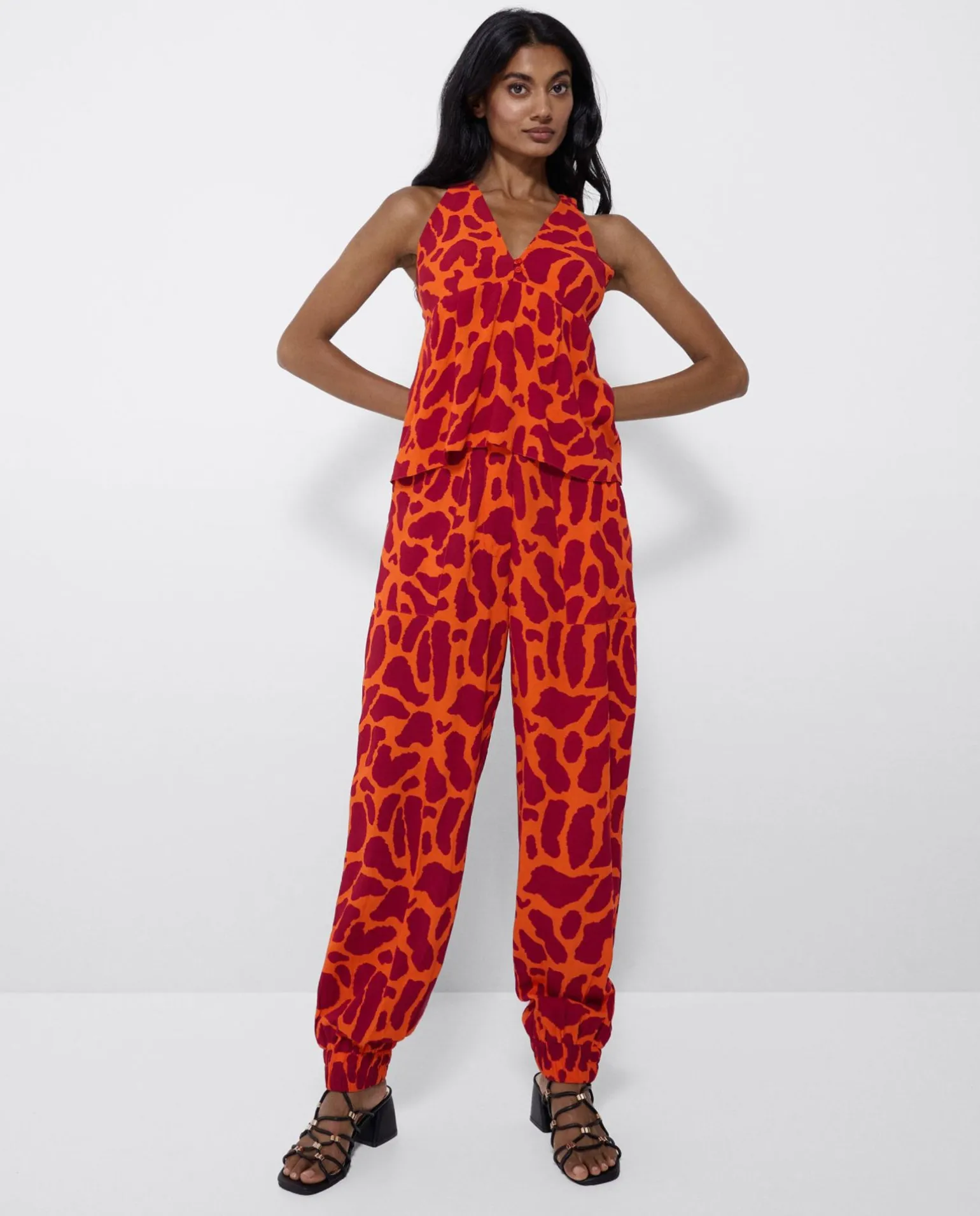 Pantalon Jogger Crep Estampado Jirafa