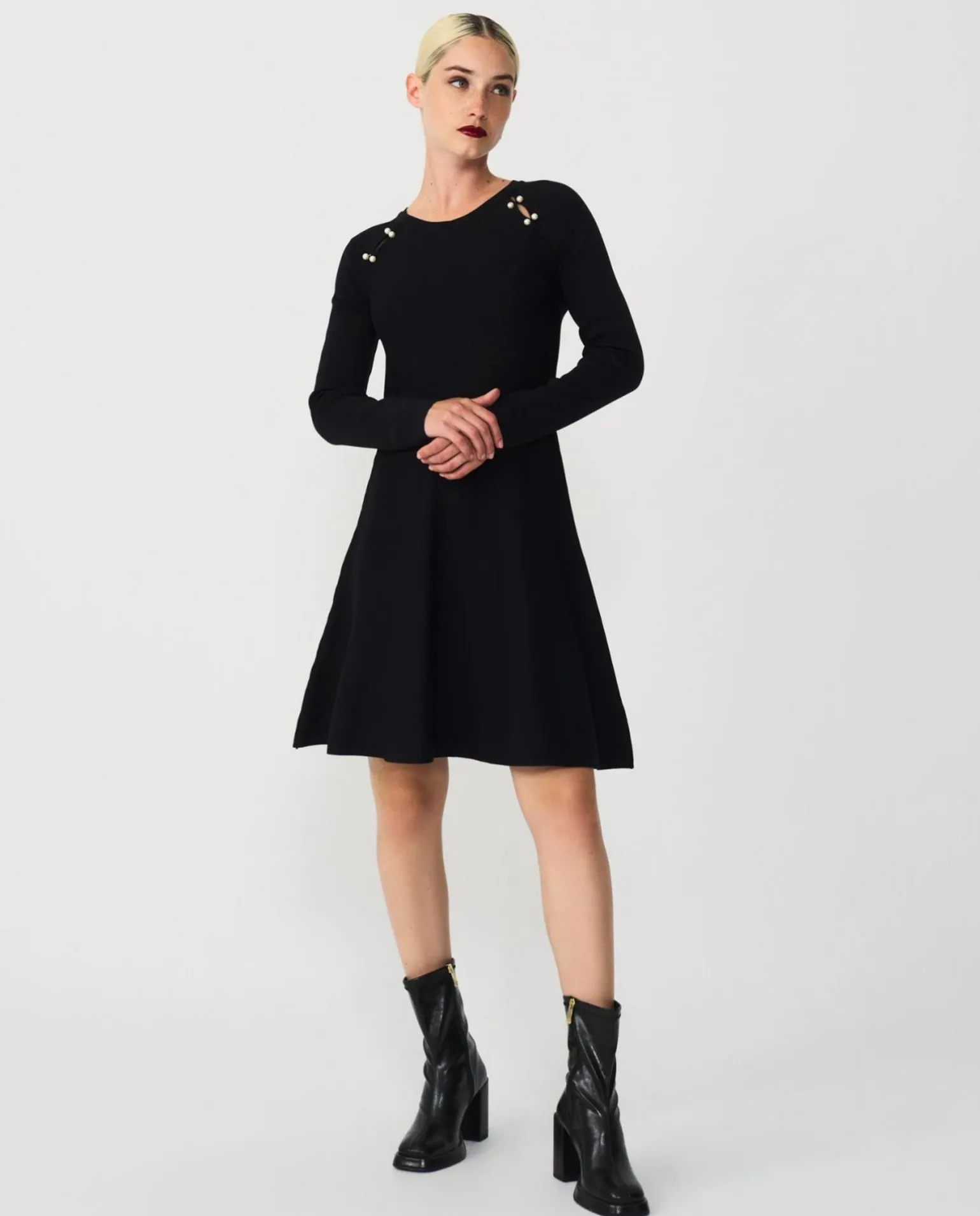 Vestido Corto Perlas Punto Negro