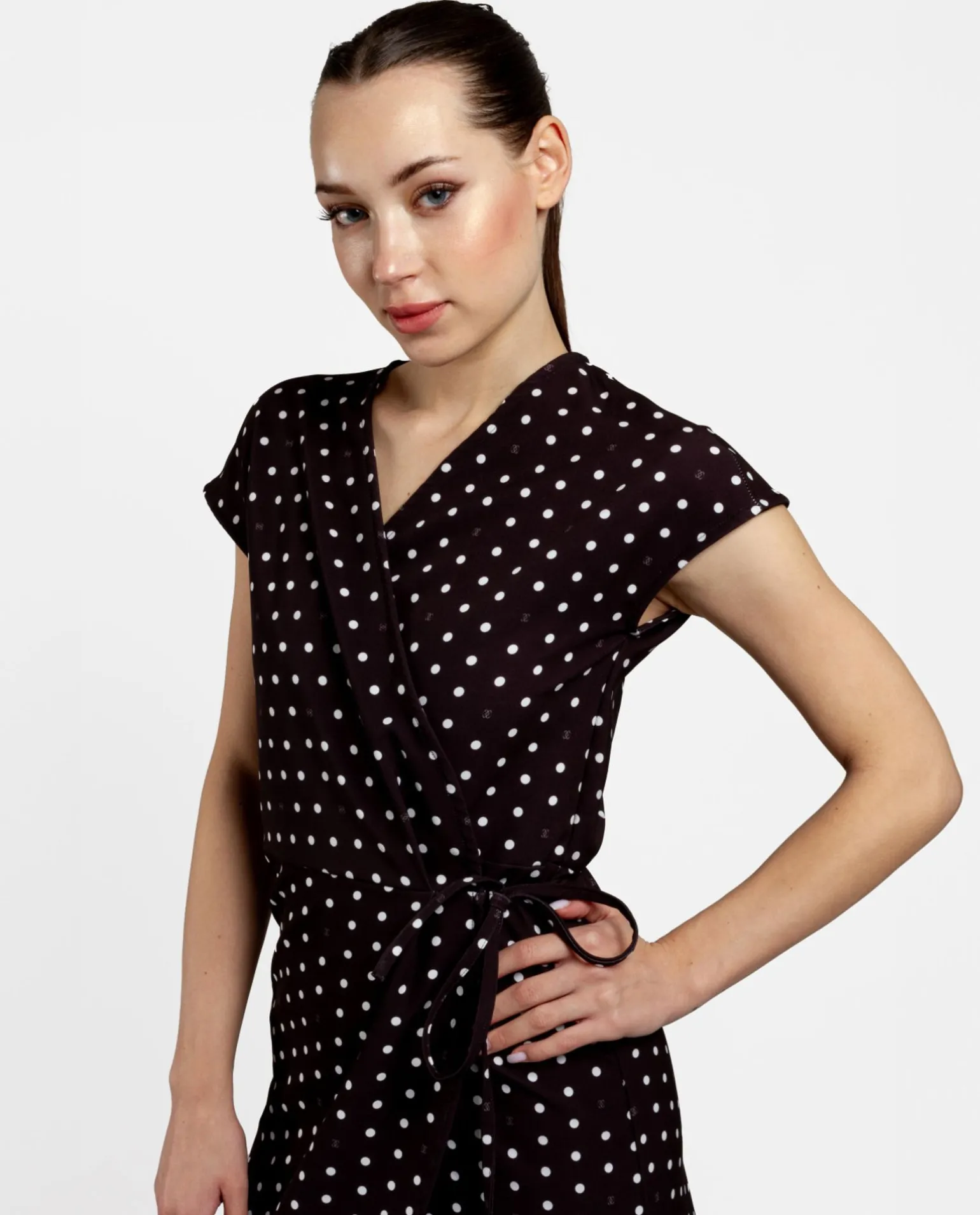 Vestido Midi Cruzado Crep Lunares Blanco Negro